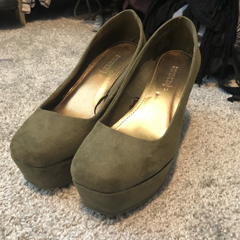 H & M Divided Wedge
